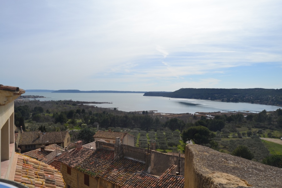 Vue sur l'Etang de Berre depuis le vieux-Miramas